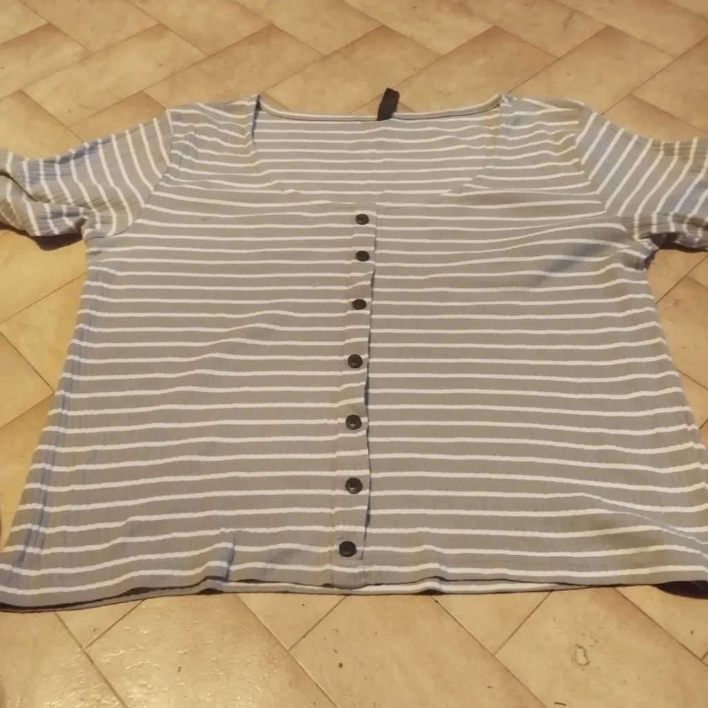 Tee shirt femme taille m bon état 3.80ni tâche ni trou